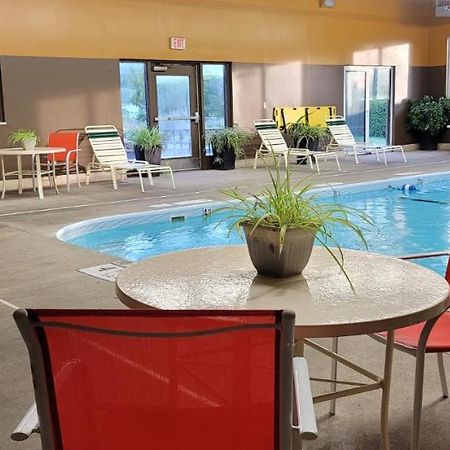 Super 8 By Wyndham Plattsburgh Hotel Luaran gambar