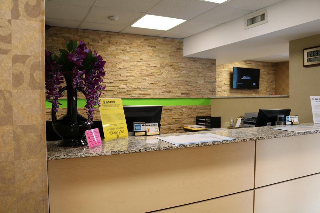 Super 8 By Wyndham Plattsburgh Hotel Luaran gambar