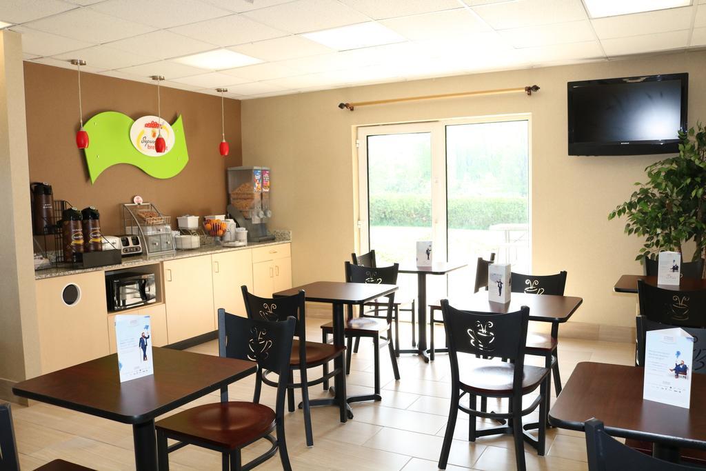 Super 8 By Wyndham Plattsburgh Hotel Luaran gambar