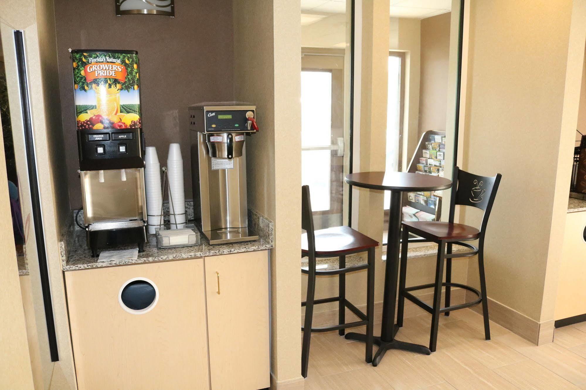 Super 8 By Wyndham Plattsburgh Hotel Luaran gambar